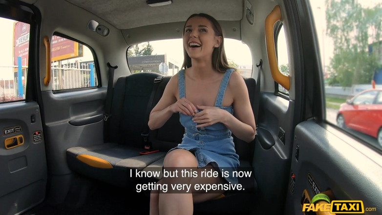 Fake Taxi: Fake Taxi - Sybil předvádí své krátké džínové šaty a perfektní prsa