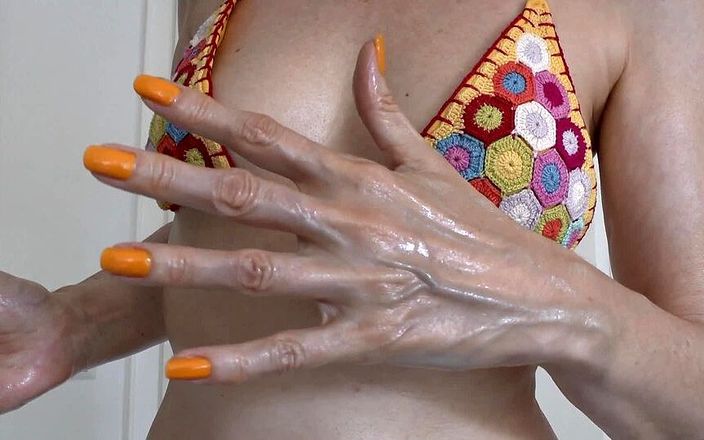 Lady Victoria Valente: Ölige Hände und gelbe Fingernägel