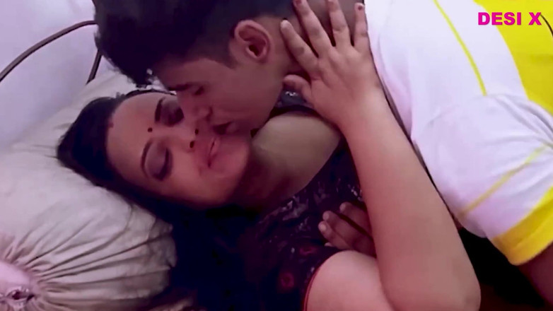 AlexRio: India casada milf follada por el culo hardcore
