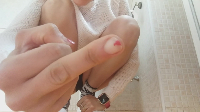 savannahamatoriale: 我在撒尿时，你在看着我吗？