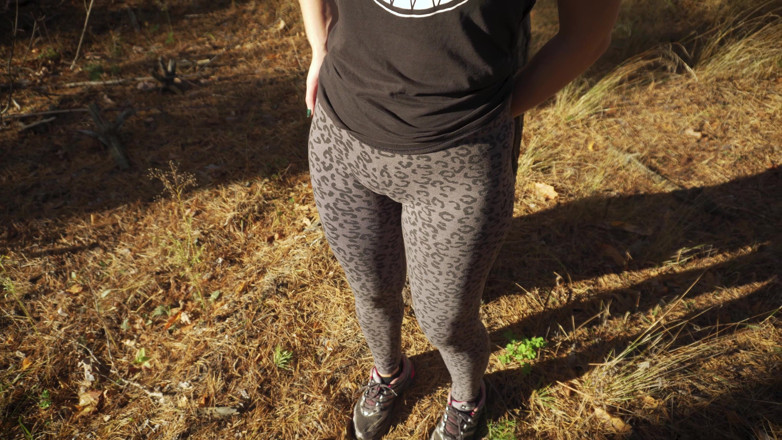 Teasecombo 4K: Mädchen neckt draußen ihren großen cameltoe in Leopard leggings