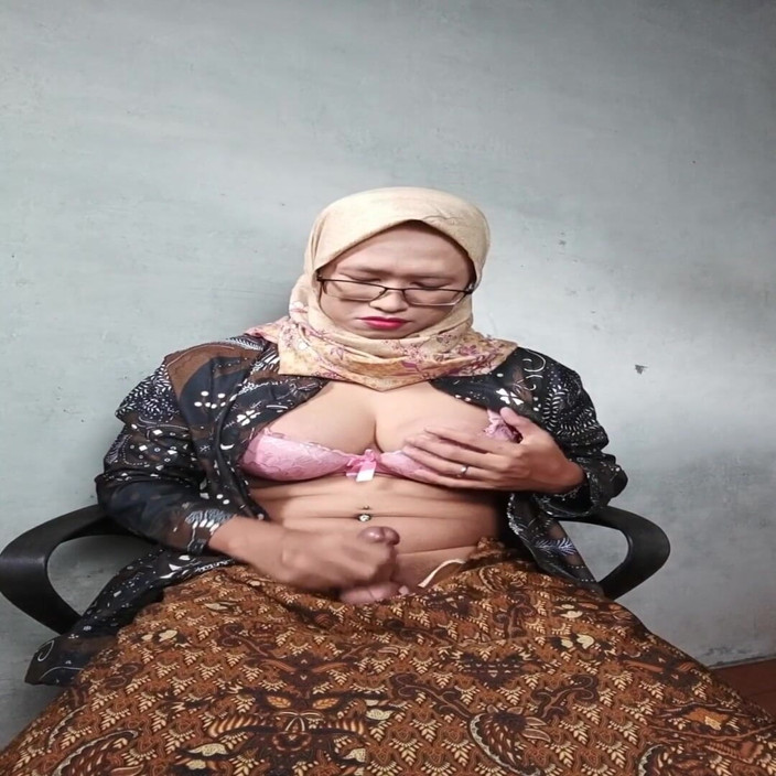 Mitha Zhe: Masturbare solo cu dolofană asiatică cu hijab