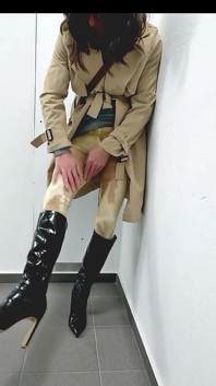Mear en pantimedias y bragas de látex con botas Higheels