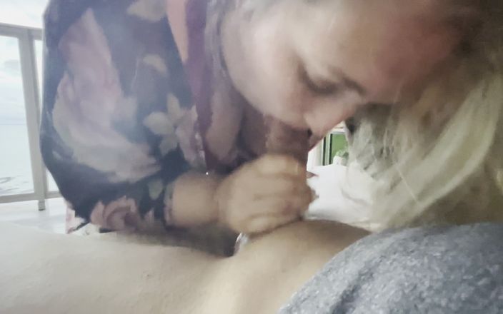 DaddysLittleSluts: Une BBW mariée suce et avale du sperme avec le...