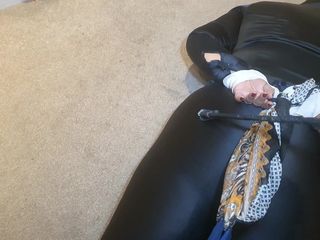 Slutty Ms B in Satin & Bondage: Чорна атласна блузка і блискучі легінси в бондажі