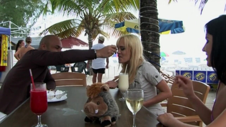 DaringPureXXX: Une blonde mature dévore une bite palpitante dans un paradis...