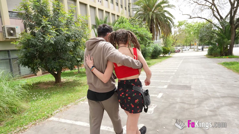 FAKings: Włoska studentka wraca do porno. Eva Fay znów uprawiana seksem...