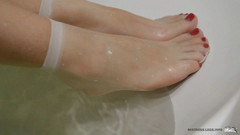 Mistress Legs: Gospodyni nogi w mokrych białych nylonowych skarpetkach
