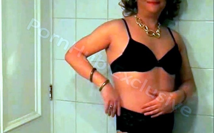 HectorChile1969: İç çamaşırlı olgun travesti Fernanda