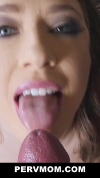 Pervmom - sapık üvey anne (Kagney Linn Karter) üvey oğlunun yarağını emiyor