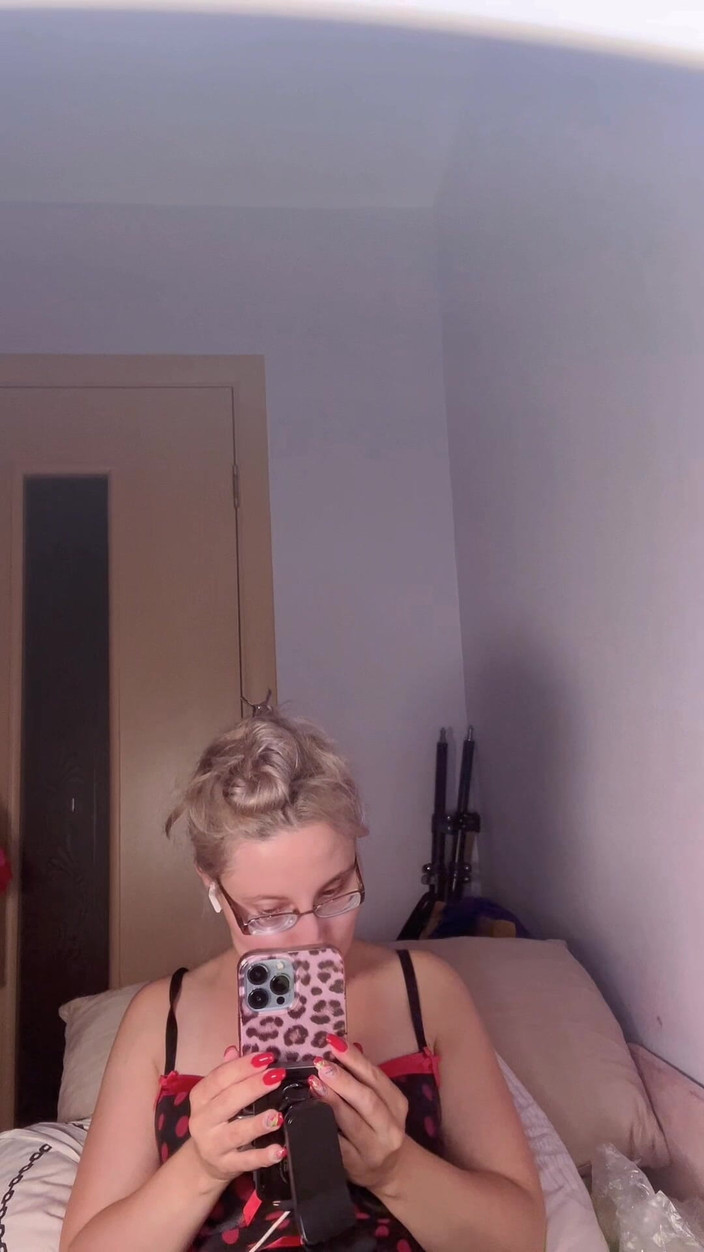 FinDom Goaldigger: Icke nakna bröst missbruk