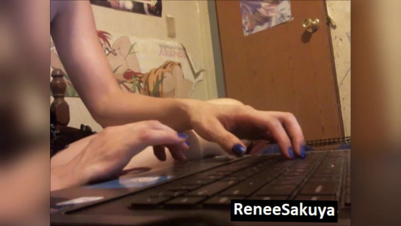 Renee Sakuya: Ignorování psaní v jejím počítači