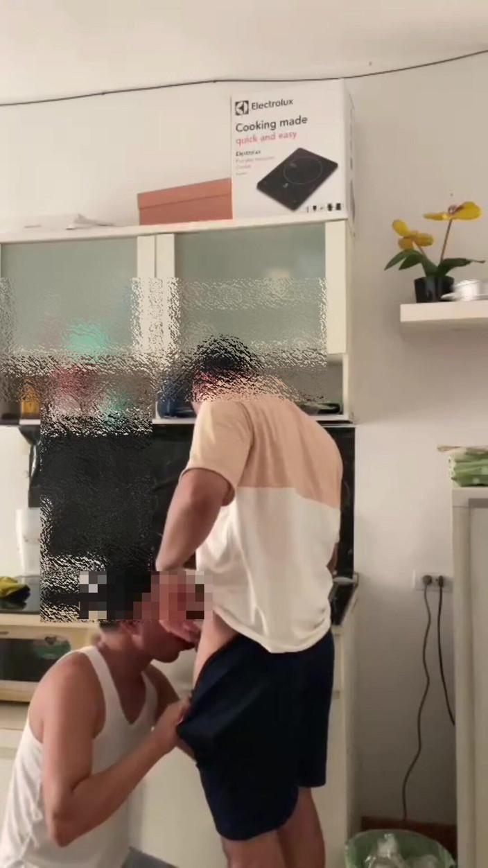 Cum: Když manželka jde na trh, manžel byl zaneprázdněn šukáním svého gay...