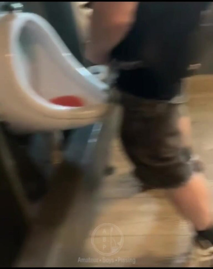 AmateurBoysPissing: Amador Pego Em Mictório Público (ele Não Pode Fazer Xixi, Então...