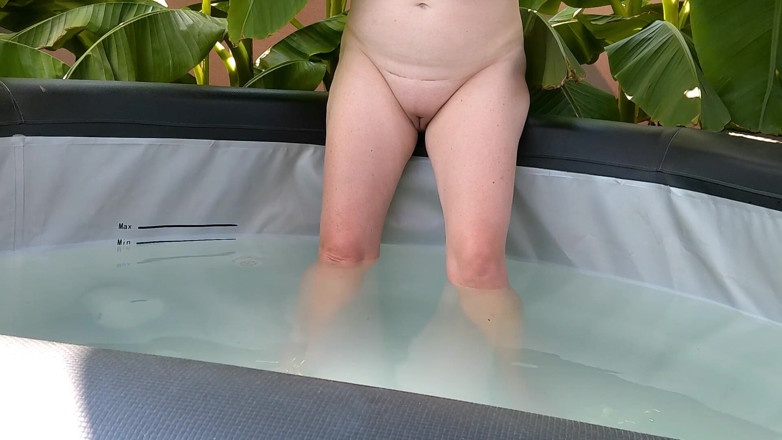 SimoneLive1: I'm Not a Pool Boy