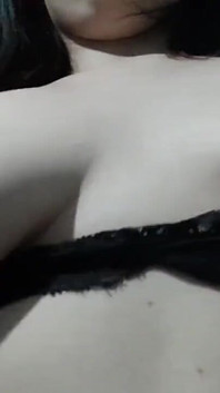 Awek Giantess seksi bermain dengan teteknya