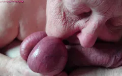 Avó com tesão e os testículos gordos