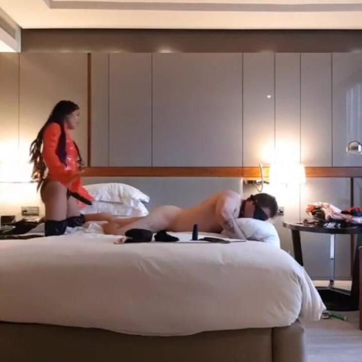 DominaFireOfficial: Follando esclavo en hotel vistiendo látex rojo