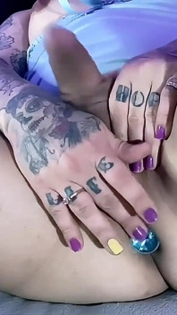 Małe cycki, wielki kutas i ciasny tyłek. Emma Ink bawi się wtyczką Butt
