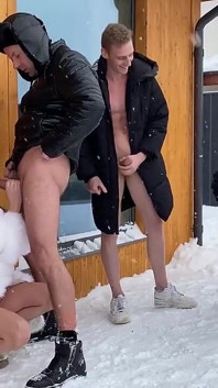 Un gruppo di ragazzi che sbatte una donna incinta fuori nella neve