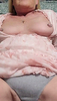 Rien que sa culotte et ses doigts font exploser sa chatte (format Mkv)