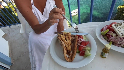 Alexandra Wett: Extrême! sur la terrasse du restaurant