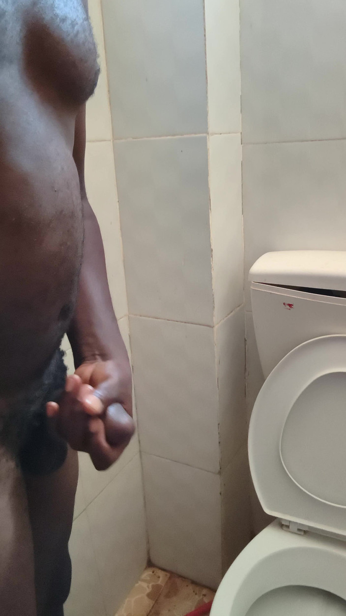 Kenyandick: 화장실에서 흑인 자지를 따먹는 솔로 미시 남성