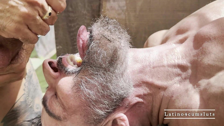 Latino4cumsluts: 2 큰 라틴. 1 단정치 못한 구멍