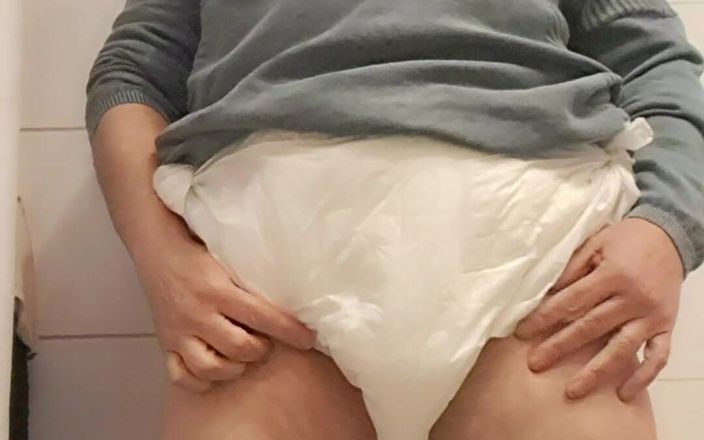 Mommy big hairy pussy: Evli kadın işemek için kullanıyor