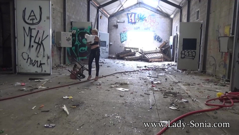 Lady Sonia: Lady Sonia - talons en cuir et gros nichons