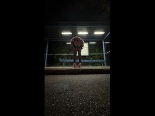 SissyDaniella: Bleg se joacă în stația de autobuz