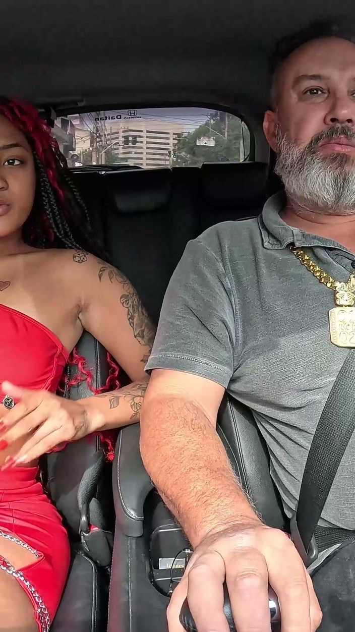 Binho Ted: Mc Beka Hit The Streets of São Paulo, menunjuk-nunjukkan bahagian...