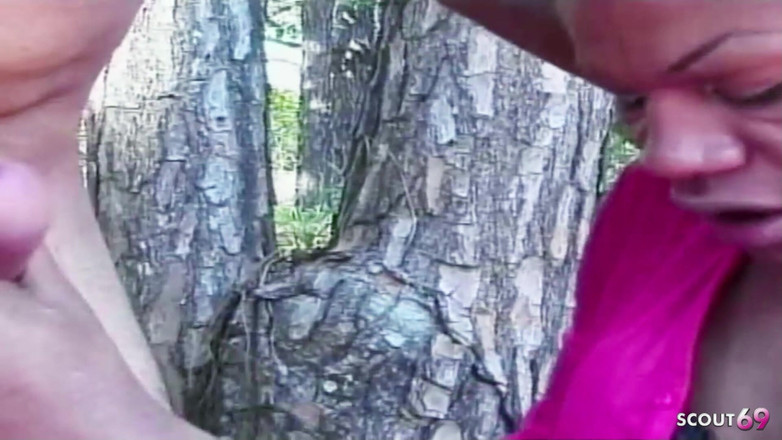 Shemale TS Collection: Transsexual preta com um pau enorme fodido ao ar livre...