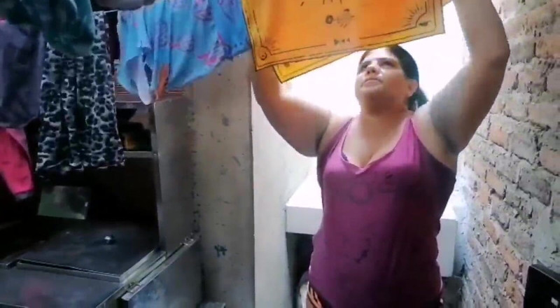 Adribella69: Me follo a mi madrastra en el patio de la...