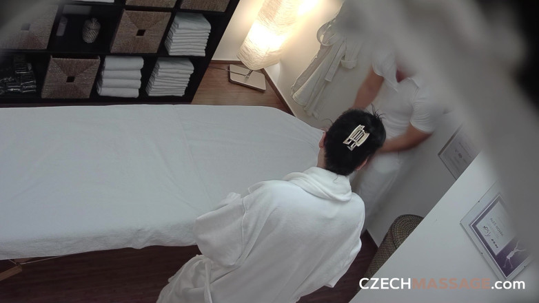Czech Massage: Pijat Ceko 16: si seksi rambut cokelat ngentot tukang pijatnya kayak...