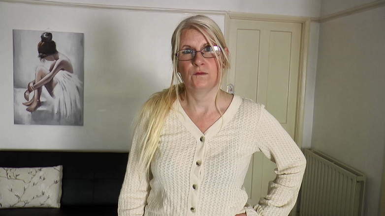 Britishmilf: Religieuze mama verandert in pikhongerige slet