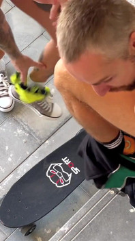 Il est skateur sur une échelle de secours.
