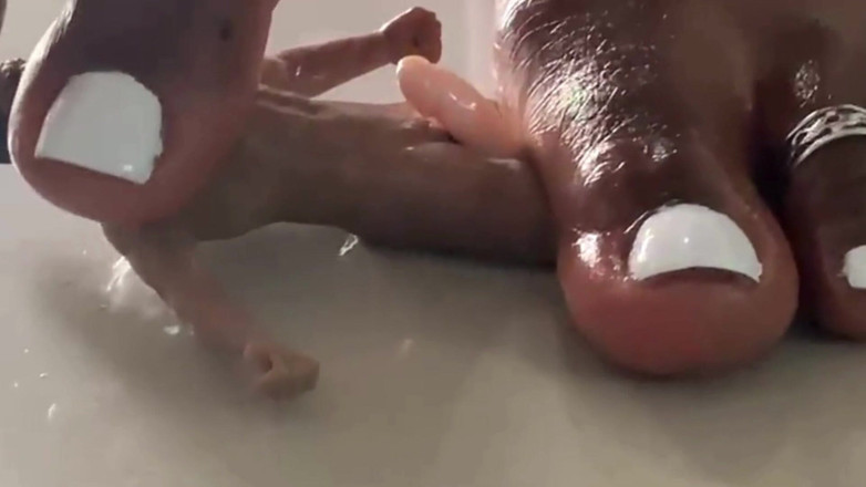 Maeling: Mini man kuk strök trampa med jätte oljiga fötter - krympande...