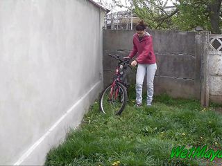 Wet Maya: Pissar i trädgården en kall dag och lämnar sin cykel
