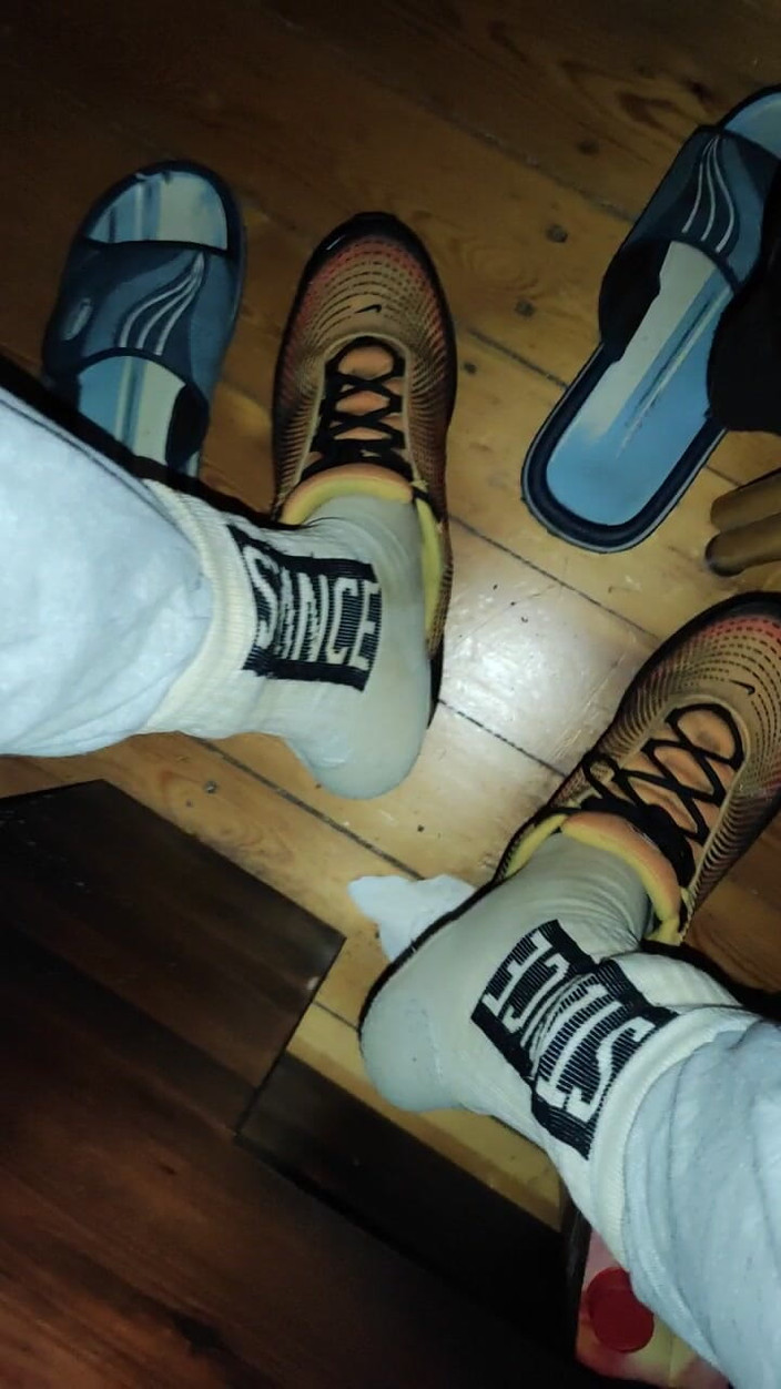 SmokedAlloy2: 肮脏的垃圾小人不需要厕所来撒尿。他到处都这样做！巨大的污垢！