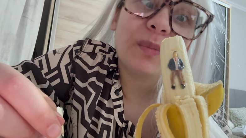 AmayaMori: Reuzin stiefzus beft kleine stiefbroer stopt