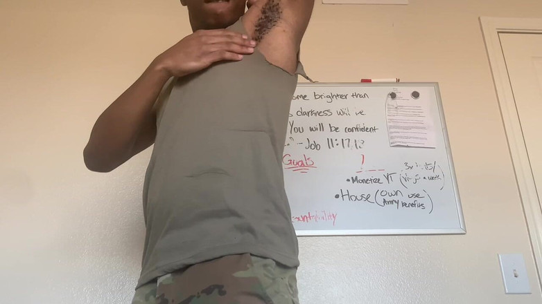 Cory Strokes (Solo): BBC Soldier rozbiera się z munduru i orgazm