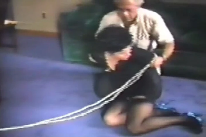 Club of Bondaged Babes: Un sujet de bondage vêtu de bas se fait ligoter...