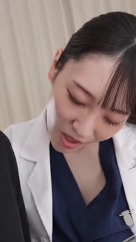 ห้องสอบหมอหญิงที่ดูถูกที่ทําให้ชายขี้แพ้อยู่ในสถานที่ บทที่ 1