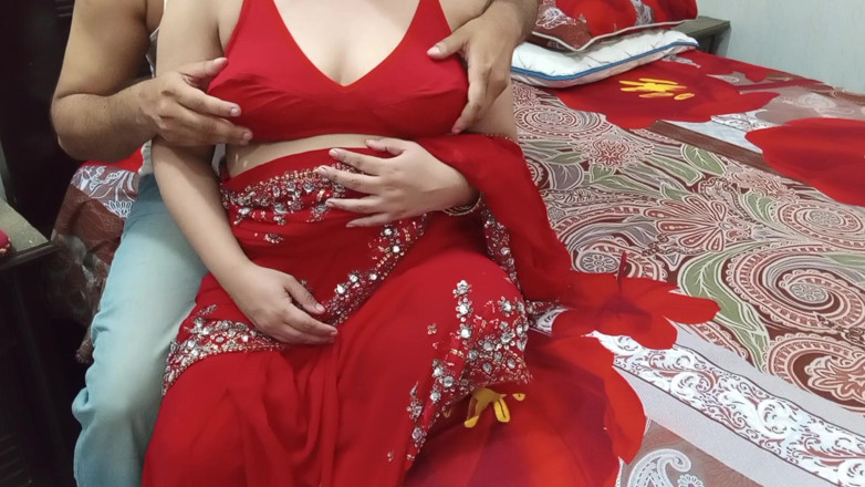 QueenbeautyQB: Büyük memeli Hintli üvey anne kırmızı sari içinde üvey oğlu tarafından sert...