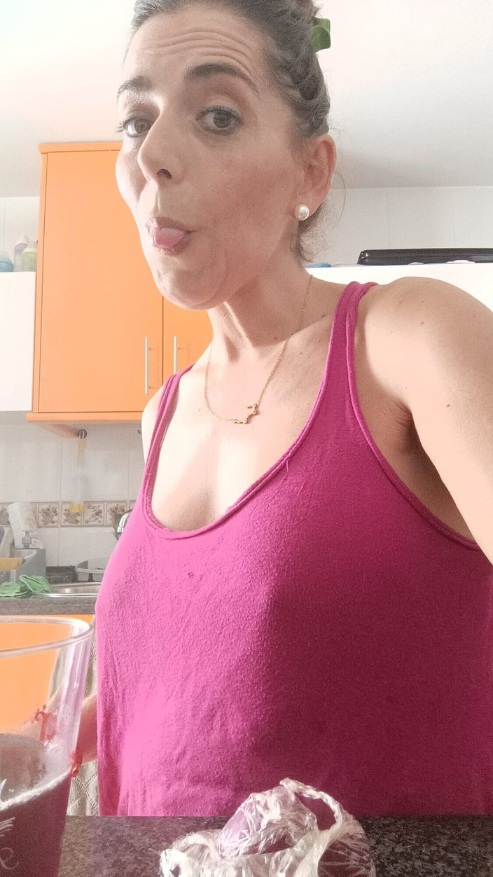 Secive: Zabawa pod prysznicem podczas rozmowy przez telefon