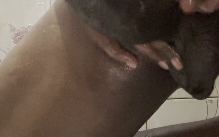 Hacker Boy: インドの男の子が入浴中にマッサージをして彼の大きな黒いディックの世話をする方法
