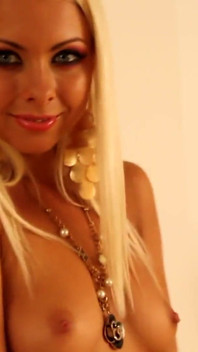 Une belle blonde en lingerie sexy se déshabille pour nous