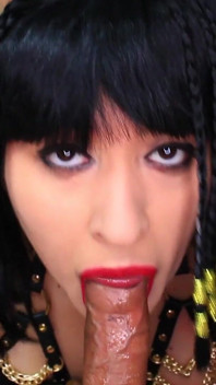Cleopatra lutscht an einem saftigen schwanz