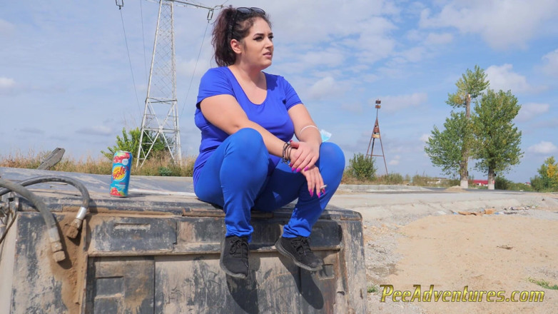 Pee Adventures: Une fille pulpeuse aux seins énormes fait pipi dans son pantalon...